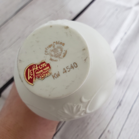 Lefton China 6 inch Floral Bud Vase Ivory Gold Painted Trim Handle - Picture 6 of 12